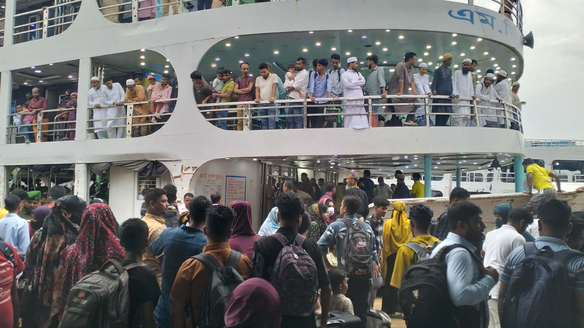 ঈদ শেষে ফিরতি যাত্রায় লঞ্চ-বাসে উপচেপড়া ভিড়